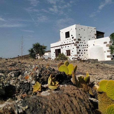 Lanzarote Casa Volcanica-Anclada Sobre La Lava Del Volcan Montana Blanca Exteriör bild
