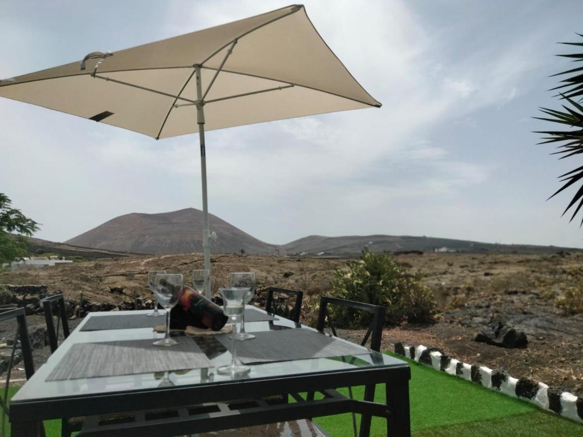Lanzarote Casa Volcanica-Anclada Sobre La Lava Del Volcan Montana Blanca Exteriör bild