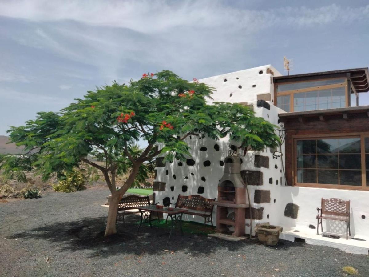 Lanzarote Casa Volcanica-Anclada Sobre La Lava Del Volcan Montana Blanca Exteriör bild