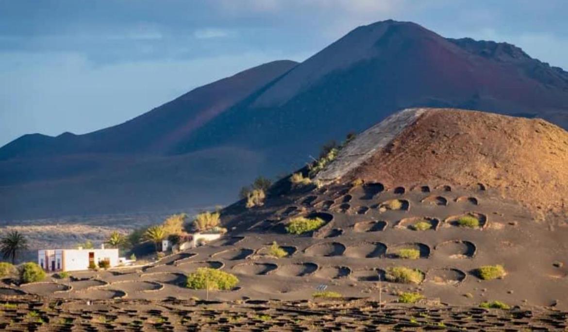 Lanzarote Casa Volcanica-Anclada Sobre La Lava Del Volcan Montana Blanca Exteriör bild